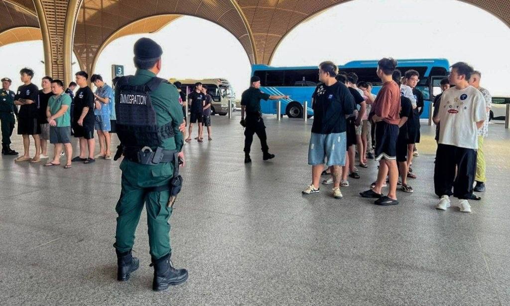 柬埔寨方面继续加码清剿电诈，327名中国籍人员被通过专机从德崇国际机场直接遣返回中国。